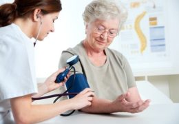 Bệnh cao huyết áp ở người cao tuổi, nguyên nhân và cách điều trị