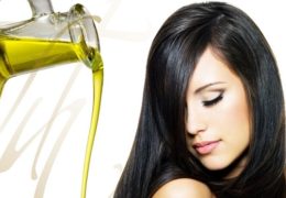 Bạn cần gội đầu bằng dầu gội như bình thường để tạo độ ẩm cho tóc.