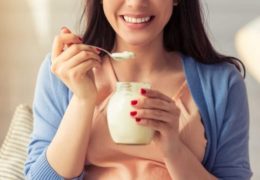 Phụ nữ sau sinh có nên ăn sữa chua không?