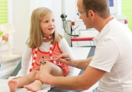 Bệnh xương khớp ở trẻ em, cha mẹ cần lưu ý những gì?