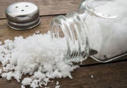 Tại sao huyết áp cao phải ăn ít muối?