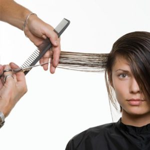 Cắt tóc thường xuyên để chăm sóc tóc tốt hơn