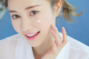 Dùng kem chống nắng ngăn ngừa tia UV làm tổn thương lên da