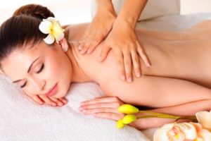 Massage là cách giảm căng thẳng nhanh tại nhà