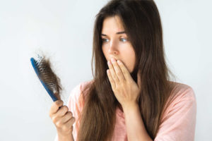 Rụng tóc là dấu hiệu cơ thể thiếu vitamin thường gặp.