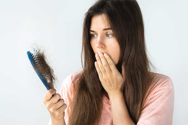 Rụng tóc là dấu hiệu cơ thể thiếu vitamin thường gặp.