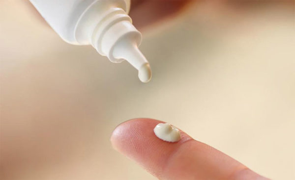 Sử dụng gel bôi trĩ là một trong những cách trị bệnh trĩ ngoại tại nhà hiệu quả.
