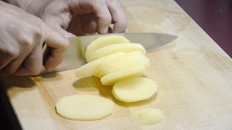 Sử dụng khoai tây tươi cắt lát mỏng để trị bệnh trĩ ngoại.