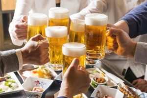 Làm dụng bia rượu làm cho bệnh đau bao tử thêm nghiêm trọng.