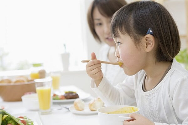 Để trẻ tự lập là một trong những cách nuôi dạy con thông minh của người Nhật thường gặp nhất.