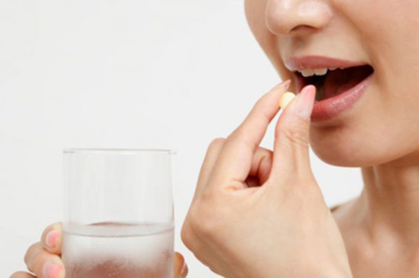 Sử dụng thuốc giảm đau giúp giảm nhanh cơn đau răng khôn hiệu quả.
