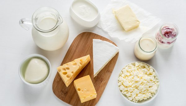 Bạn có thể bổ sung sữa và các chế phẩm từ sữa vào thực đơn mỗi ngày.