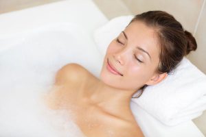 Ngâm mình với nước ấm là một trong những bí quyết giúp ngủ ngon dù căng thẳng.