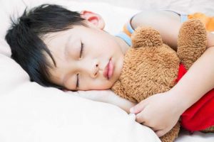 Nếu trẻ ngủ ngáy, bạn có thể thay đổi tư thế ngủ cho trẻ