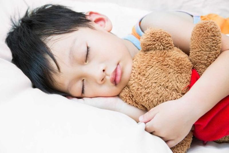 Nếu trẻ ngủ ngáy, bạn có thể thay đổi tư thế ngủ cho trẻ