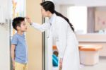 7 sai lầm khi chăm sóc tóc khiến tóc gãy rụng nhiều hơn và biện pháp khắc phục